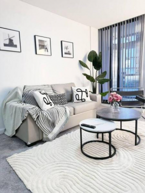 Chic Modern Oasis - Steps from Darling Harbour, Sydney